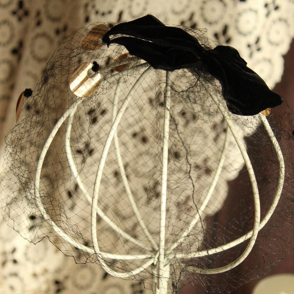 Vintage 1950s Veil Fascinator, Black Birdcage Netting Velvet Bow and Sequins - Picture 7 of 12